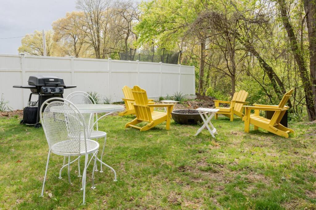 Campfire Cottage Fireplace, Fire Pit & No Chores! Kingston Ngoại thất bức ảnh